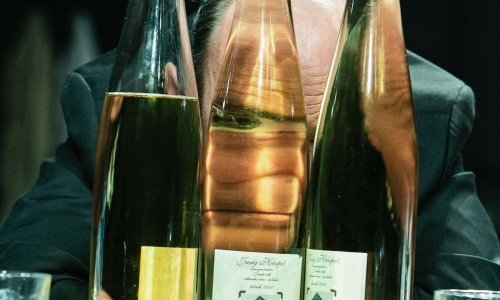 ZKM i tportal vas nagrađuju ulaznicama za predstavu 'Dobro je dok umiremo po redu' i z/k/m/ torbom