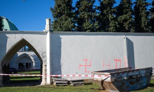 Zapaljen židovski dio bečkog groblja, iscrtani kukasti križevi