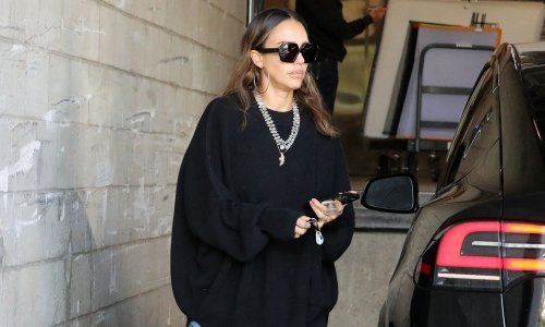 Anti-age efekt: Laskave traperice i trendi tenisice odlično izgledaju skupa