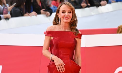 Oličenje elegancije u hit boji sezone: Ova chic Francuskinja nikoga ne ostavlja ravnodušnim