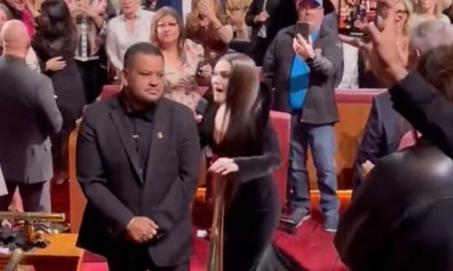 Adele usred koncerta zagrlila liječnika koji joj je pomogao donijeti sina na svijet