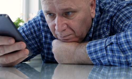 Kako razgovarati o online prevarama sa starijim osobama? Evo nekoliko savjeta