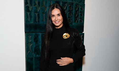 Mala crna haljina nikada ne izlazi iz mode, a Demi Moore zna kako ju stilizirati