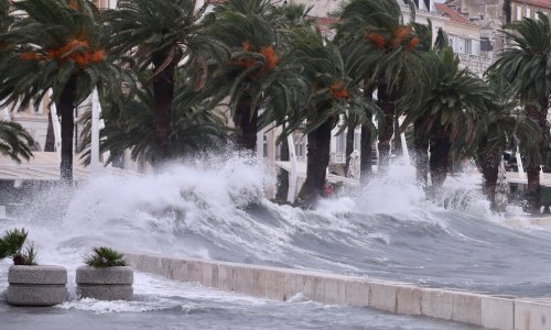 Olujno jugo dalo posla vatrogascima u Splitu i okolici, u Zagori uništena groblja