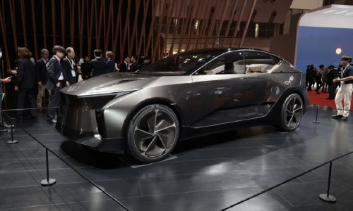 Lexus pokazao dva konceptna vozila: LF-ZC kao električna limuzina, a LF-ZL vodeći električni SUV