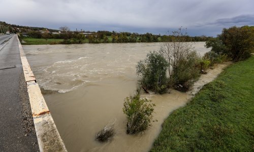 Nabujala Sava kod Podsusedskog mosta nosi naplavine