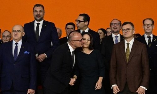 Grlić Radman htio poljubiti njemačku kolegicu, ona ga izbjegla. Pazite kako je to objasnio