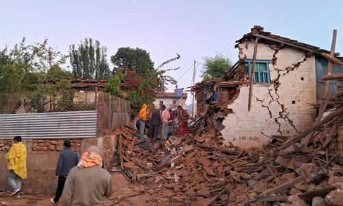 U razornom potresu u Nepalu poginulo najmanje 128 ljudi