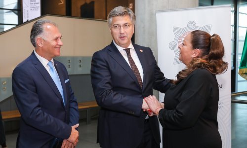 Plenkoviću na svečanosti u MSU uručena medalja 'Romska majka'