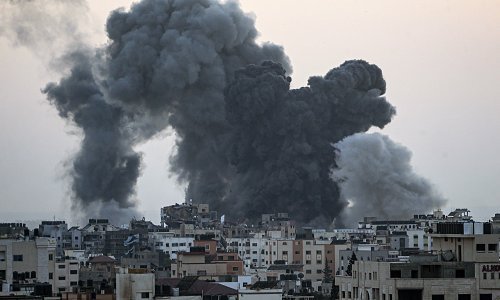 Izraelska vojska intenzivirala napade, Gaza prepolovljena