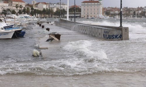 Jugo stvara probleme na obali: Pogledajte kako izgledaju poplavljene rive
