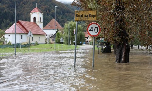 Kupa se izlila u Brodu na Kupi, privremeno ograničen promet