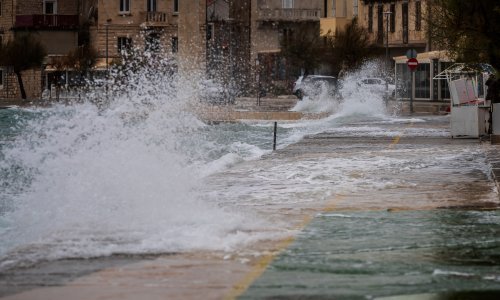 Poplavljene obale u dalmatinskim gradovima, oštećen opatijski Lugomare