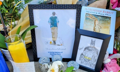 Cvijeće, crteži i ostali darovi: Dirljiv prizor ispred kuće Matthewa Perryja