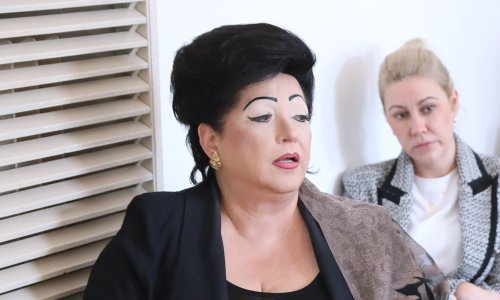 Nakon dugo vremena u javnosti: Supruga Željka Reinera stigla na predstavljanje knjige