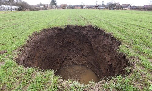 Otvorila se rupa na livadi u Karlovcu