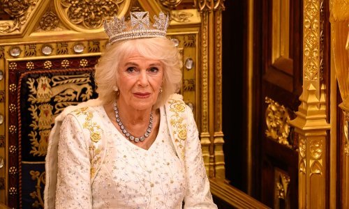 Kraljica Camilla danas je stala uz bok dosadašnjim engleskim kraljicama