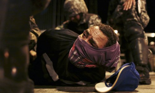 Pobunjeni Brazilci policiju gađaju nogometnim loptama