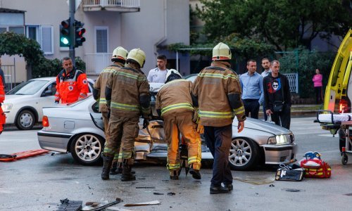 Krš i lom u Splitu: BMW smrskan, intervenirali vatrogasci