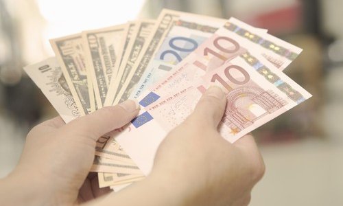 Dolar zaronio na dno, već drugi tjedan zaredom pada prema euru