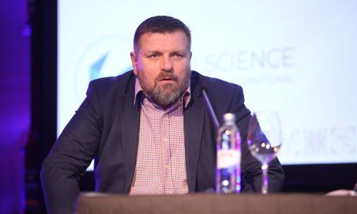 Psihijatar objasnio: Kako je moguće da netko prevarantu uplati životnu ušteđevinu?