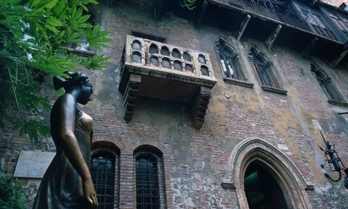 Srušio se Julijin balkon na predstavi u Mađarskoj, glumci u teškom stanju