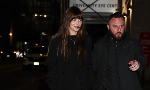 U hit čizmama sezone: Monokromatski look Dakote Johnson koji ćete poželjeti kopirati