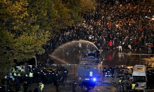 Na stadionu nisu mogli biti navijači, a oko njega scene užasa: Uništavamo naš grad