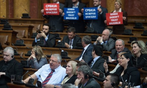 Cirkusom ispred Mogherini u Skupštini Srbije Šešelj započeo kampanju