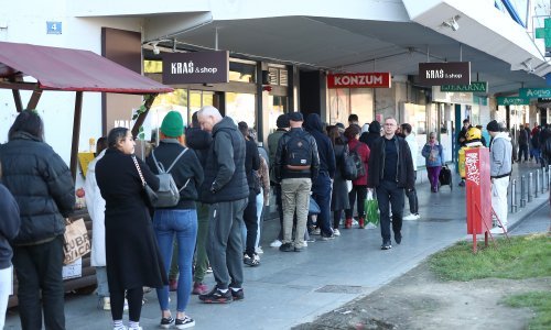 Dan sjećanja na šoping: Stotine ljudi u redu ispred jedine otvorene trgovine