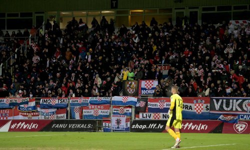 Incident u Latviji! S tribine gdje su bili Hrvati doletjele - kante za smeće