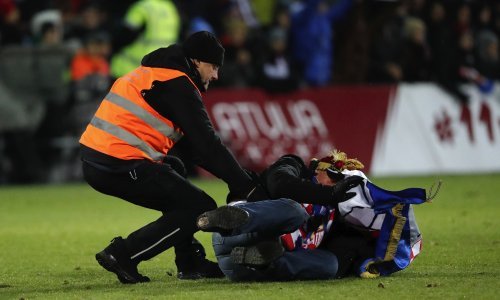 Hrvatski navijač utrčao na travnjak u Latviji, nije se dobro proveo!