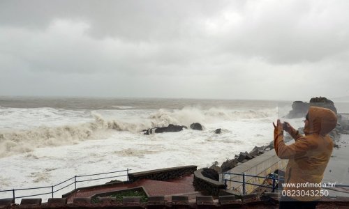 Najmanje šest mrtvih i troje nestalih u nevremenu u Australiji