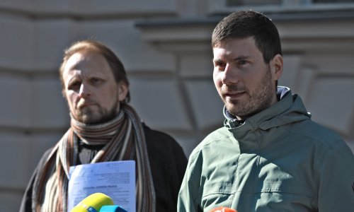 Pernara klinci ispred XVI. gimnazije gađali jajima