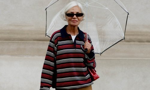 Sjajne ideje: Kako nositi džempere s midi suknjama iznad 50 i izgledati cool