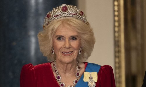 Kraljica Camilla ponovno ukrašena tijarom pokojne kraljice
