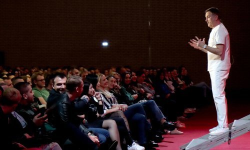 Incident na predstavi u BiH: Načelnik napao Tarika Filipovića: 'Kakve su ovo teme'