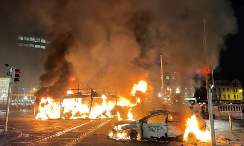 Žestoki neredi na ulicama Dublina: Sve je krenulo nakon napada nožem na djecu