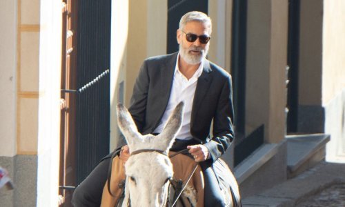 Prizor skoro kao iz bajke: Neodoljivi George Clooney je princ na bijelom magarcu