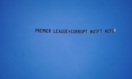 Jasna poruka na nebu za vrijeme derbija u Premieshipu, a prosvjed se nastavlja