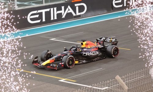 Verstappen slavio na posljednjoj utrci sezone, a Mercedes se ipak probio ispred Ferrarija