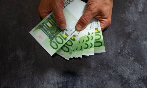 Evo kolike božićnice će dobiti zaposleni u HEP-u, HŽ-u, autocestama, pošti...