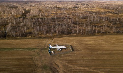 Rusi mjesecima ne miču avion koji je sletio na polje, ali su kupili njivu