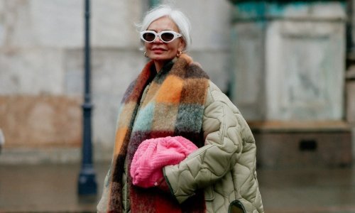 Tko kaže da ova boja nije za zrelije dame? Sjedokosa modna ikona zna kako je nositi