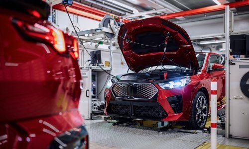 BMW objasnio kako funkcionira pametno održavanje pomoću umjetne inteligencije u sastavljaju serije 1, X1 i  X2