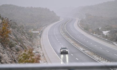 Snježne pahulje i kod Zagvozda, pogledajte prizore s A1