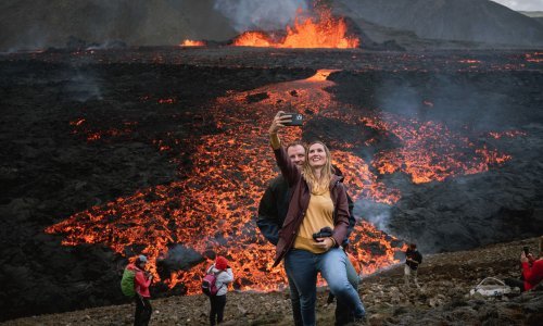 Malo je prizora atraktivnije od erupcije, ali 'vulkanski turisti' nose glavu u torbi