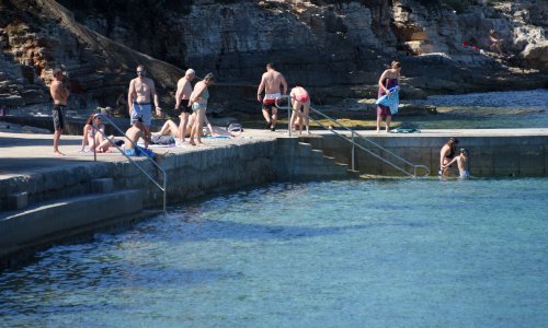 Pula zabranila nudizam i konzumiranje žestokih pića na plažama