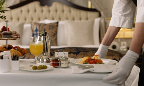 Neki hoteli u sobu će vam 'isporučiti' filharmoniju, ali burgeri su i dalje najpopularnija narudžba