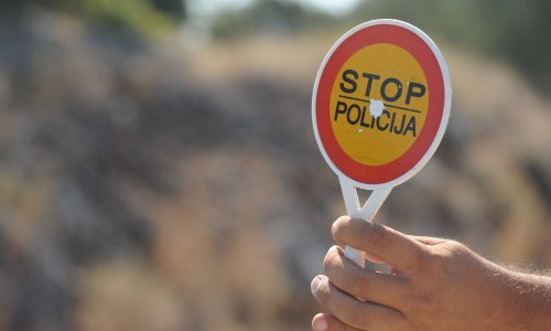 Policajac pokušao zaustaviti pijanog mladića, ovaj krenuo na njega automobilom